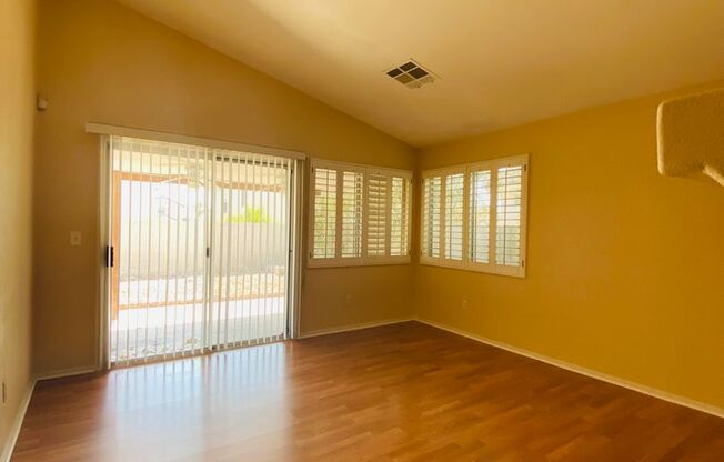 BEAUTIFUL 1 STORY HOME IN SPRING VALLEY! 3 BEDS 2 BATHS! CLOSE TO HIGHWAYS AND SHOPPING CENTERS!