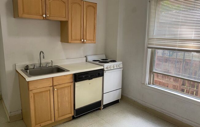3 beds, 1.5 baths, $2,175, Unit 5806 Howe - 1