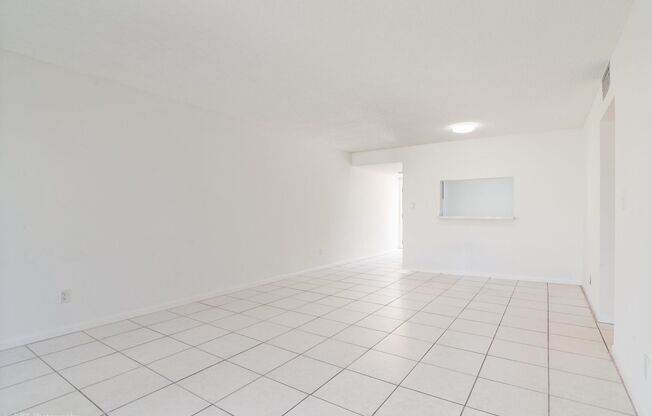 Spacious 1 bed 1 bath condo in Pembroke Pines! Unit will not LAST!