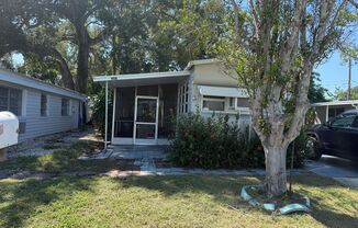 Vintage 1 Bed, 1 Bath Mobile Home in Pic Town Estates!