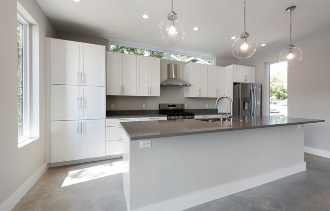 UT PRE-LEASE: 2018 Construction - 6 BR / 5 BA North Campus - Walk to UT - Designer Finishes - Chef's Kitchen