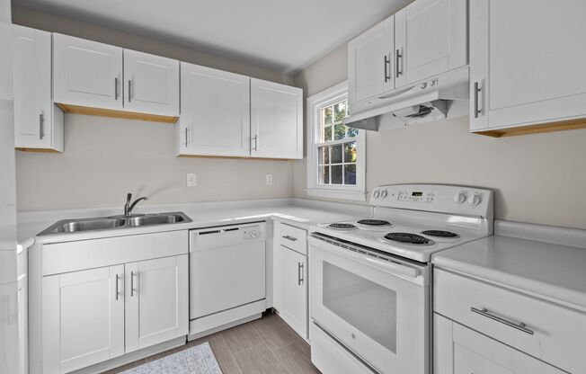 *MOVE IN READY* 3 Bed, 2 Bath Condo, Close to Uptown!!!