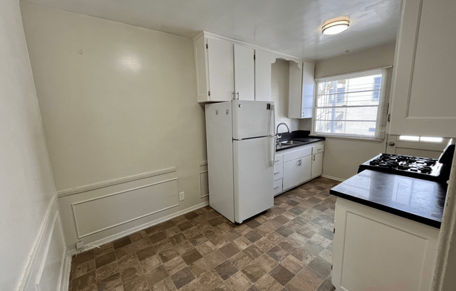 605 Kelton Ave