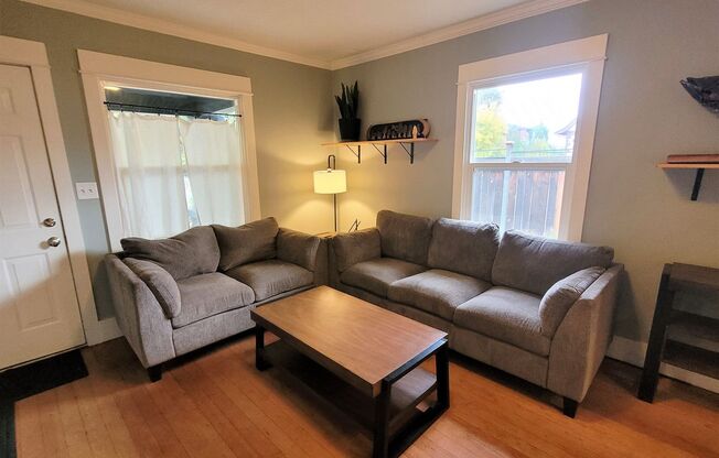 Charming Bungalow In the Heart of Downtown, Furnished 2 Bedroom/1 Bath. Flexible Lease Terms
