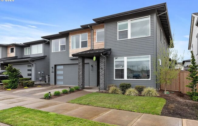 4093 SE Reed Drive ~ Luxurious 2 Story Excellence!