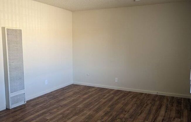 2 beds, 1 bath, $1,099, Unit 1575-04