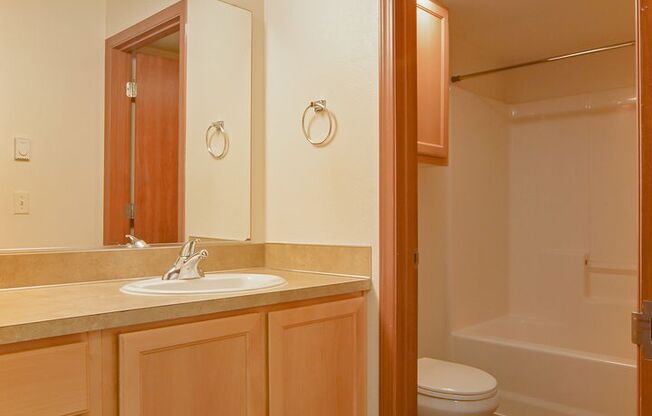 3 beds, 2 baths, $2,400, Unit 208