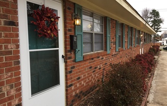 Ground level apartment minutes from UNCG