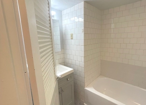 2 beds, 1 bath, 700 sqft, $3,200, Unit G3