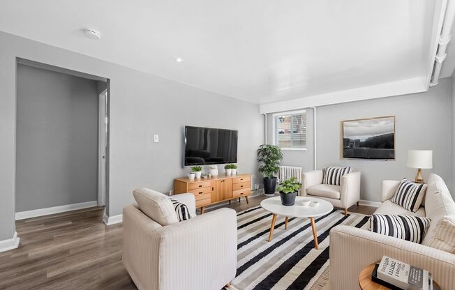 2 beds, 1 bath, 900 sqft, $1,350
