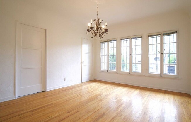 1055 S CRES HTS BLVD