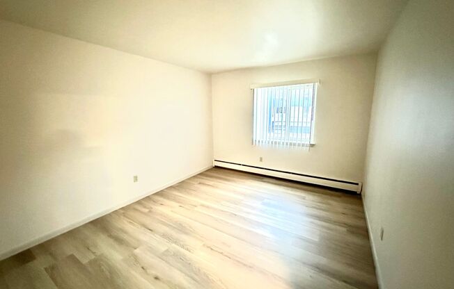 2 beds, 1 bath, $1,295, Unit 114