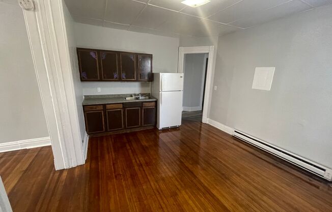 1 bed, 1 bath, $650, Unit Apt #2