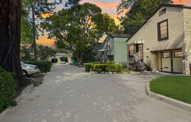 Charming 1 bedroom cottage with small garage