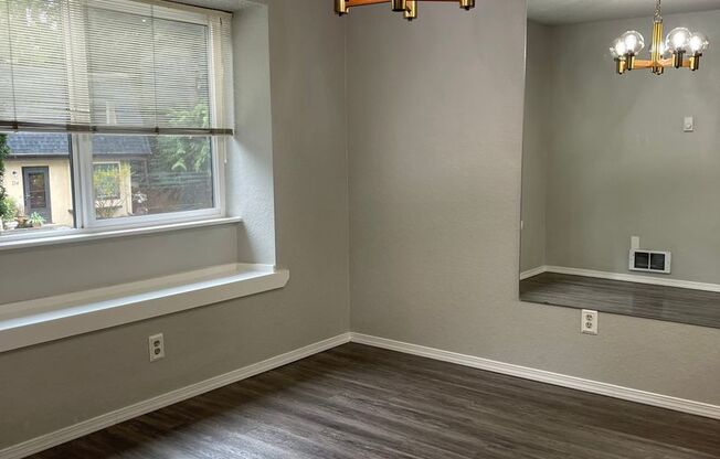 Roomy Lynnwood Townhouse-Style Condo With Upgrades