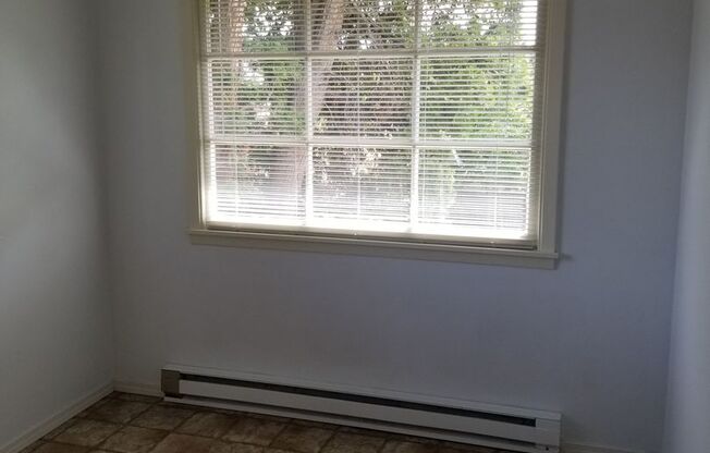 Near Franklin Park 2 br 1ba, stacked washer/dryer included.