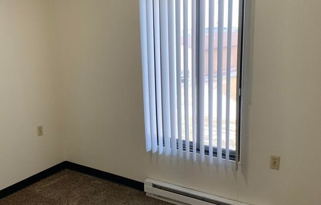 2 beds, 1 bath, $825, Unit 1502-23