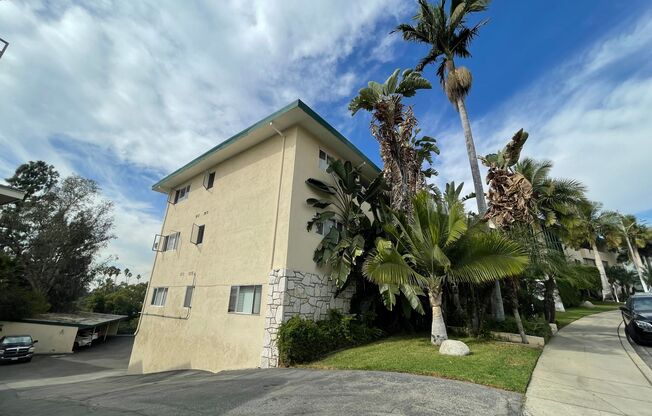 STUNNING APARTMENT IN A GREAT LOCATION! PARKING INCLUDED, A/C