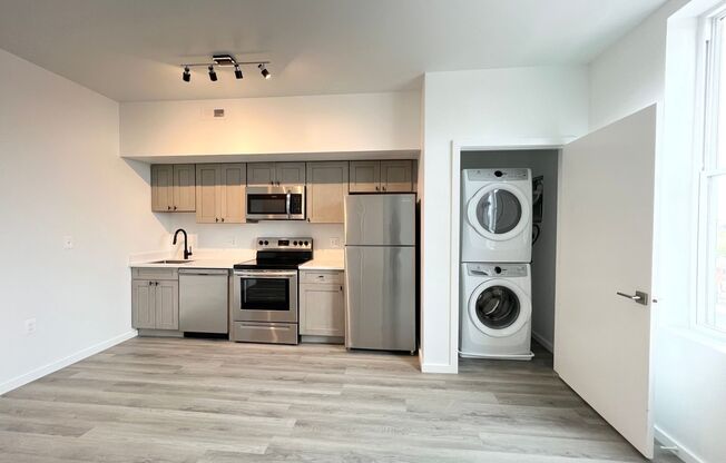 2 beds, 1 bath, 795 sqft, $1,900, Unit 608