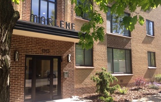 The most Beautiful Renovated Apartments - 1 block form Botanical Gardens