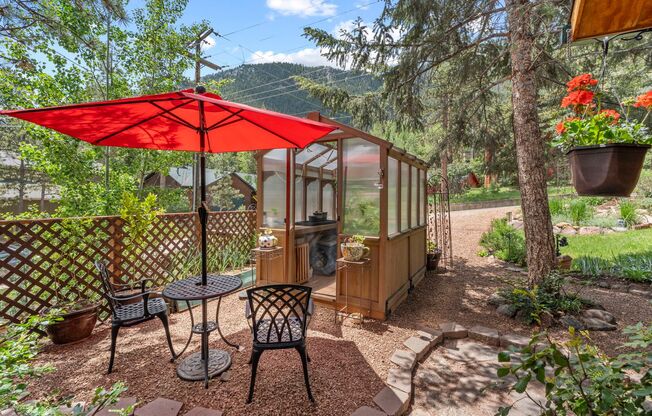 Cozy Green Mountain Falls Cottage