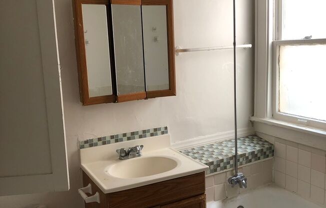 2 beds, 1 bath, 1,100 sqft, $1,225, Unit 11