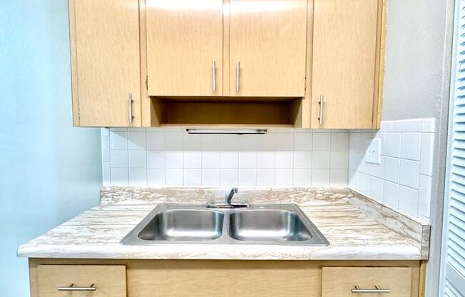 1 bed, 1 bath, 900 sqft, $795, Unit 1274 Highland, Unit A