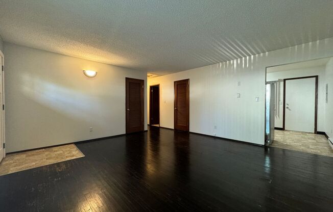 Reed Neighborhood Gem~ Great Natural Light~ Fenced Front Patio~ Onsite Laundry~ Off Street parking~ Pets Welcome