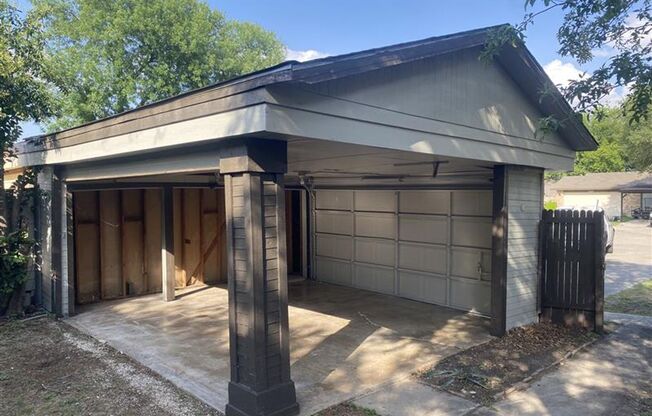 2/1 duplex with covered parking
