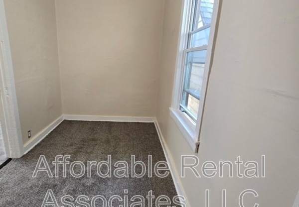 1643 S 7 ST
