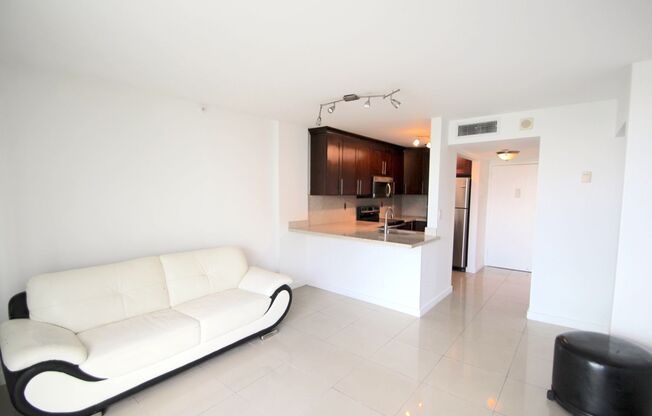 Spacious 1-Bedroom Condo at 1035 West Avenue with Access to Luxury Bayfront Amenities