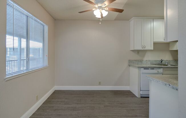 2 Bed / 1 Bath | Oak Park Apartment