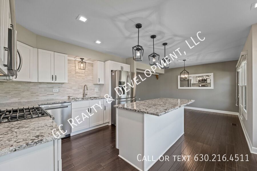 6 S 110 CARLYLE CT