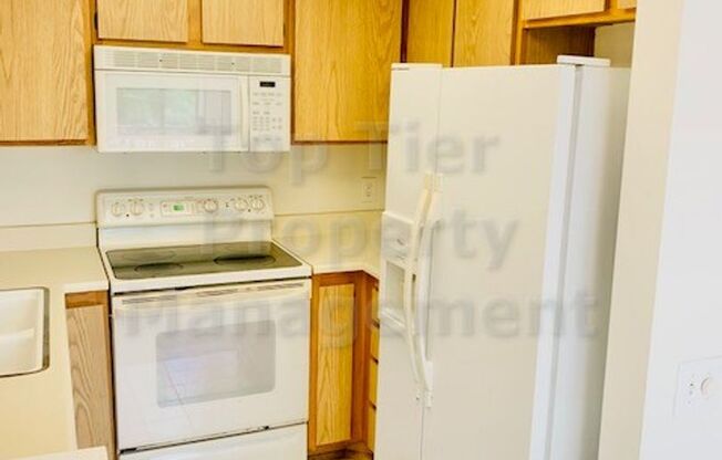 Beautiful 2 Bd/1 Ba, 806 sf upper unit condo located in very desirable La Jolla Colony community