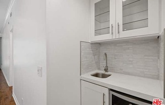 2031 S Bentley Ave Apt 203