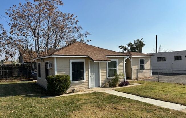 Clean 2 Bedroom / 2 Bathroom House Available for Immediate Lease!