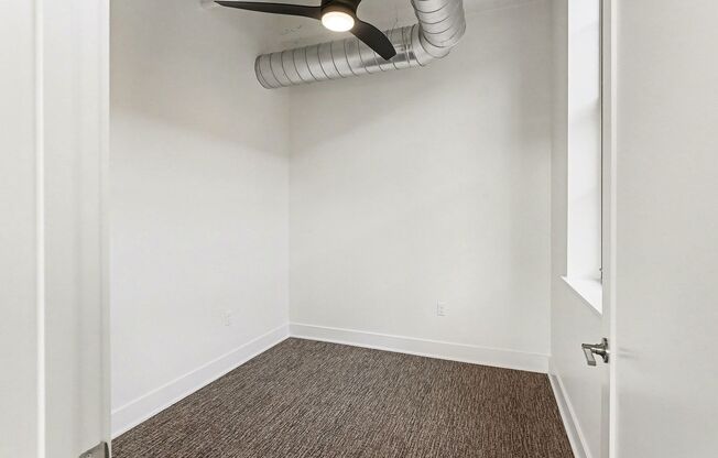 Studio, 1 bath, 586 sqft, $1,390, Unit Apartment #101