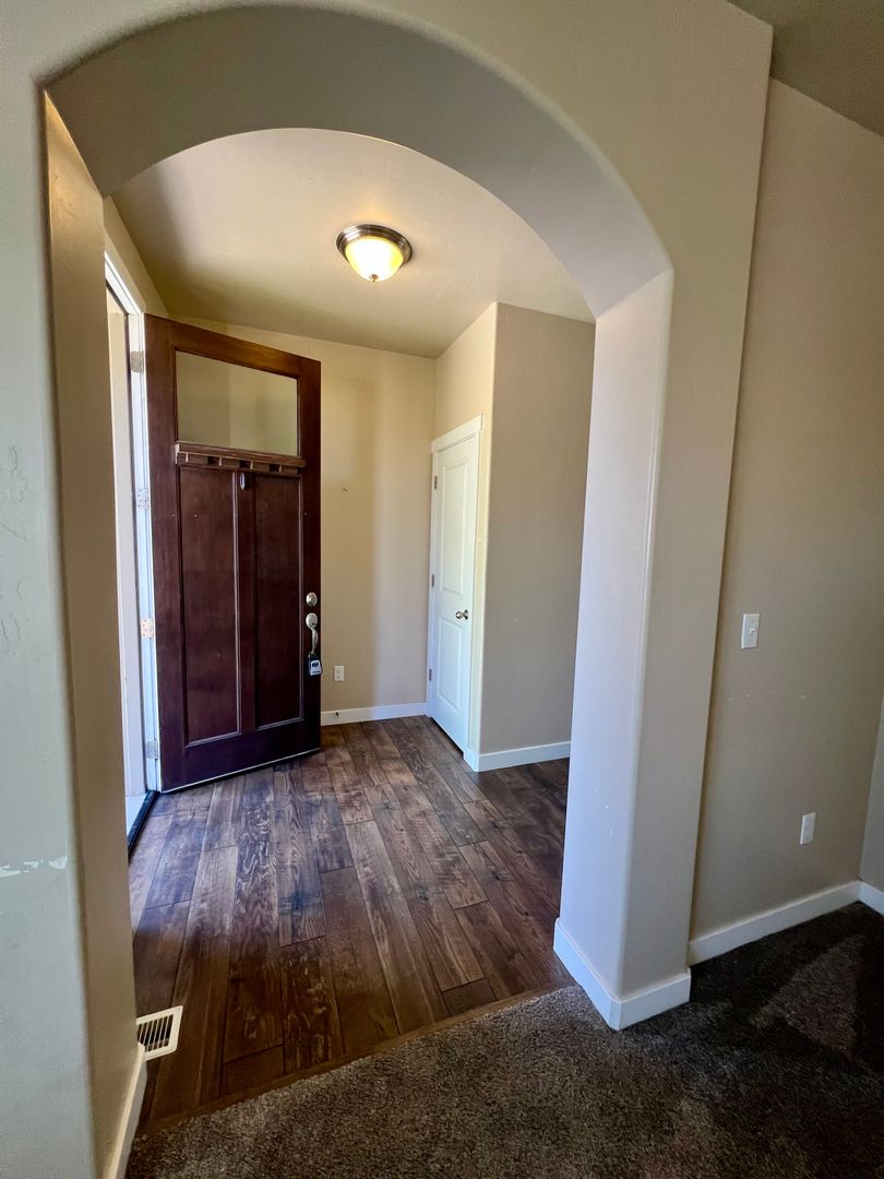 Large 3-Bedroom Riverton House for Rent in May!