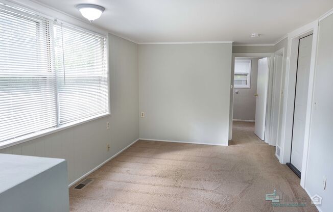 Quaint neighborhood and parking! - In Salem