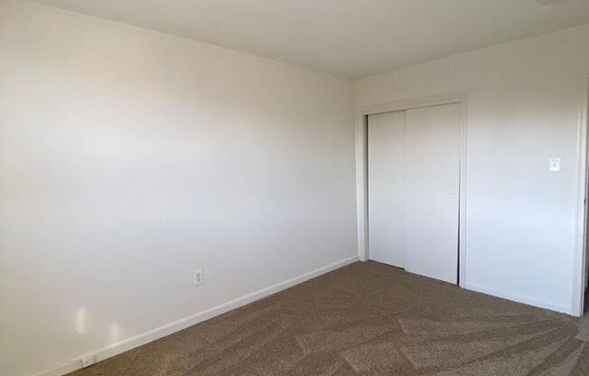 2 beds, 1 bath, 810 sqft, $1,595, Unit 00 - J- 8