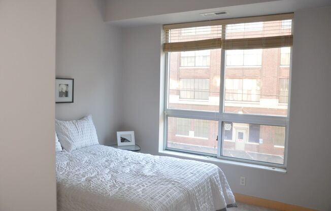 U of M condo 3 Bed/2 Bath near UofM. Internet Included! With Laundry in-unit. Avail Dec 15.