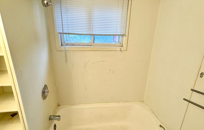 2 beds, 1 bath, $900, Unit 2318 12th Ave N - #5