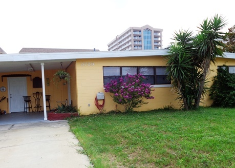 3 bedroom, 1 bath house close to the beach