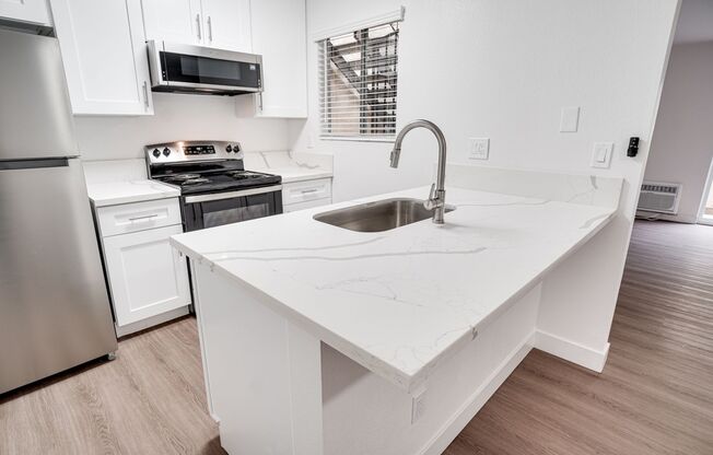 1 bed, 1 bath, 700 sqft, $2,195, Unit 13