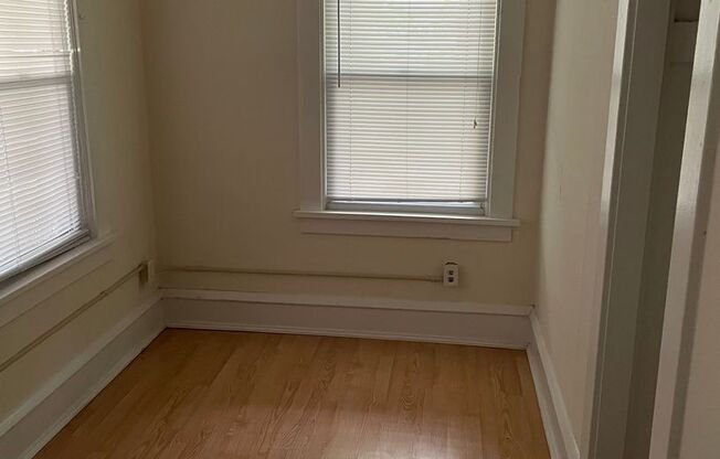 2 beds, 1 bath, $1,195, Unit 712 W Illinois #2