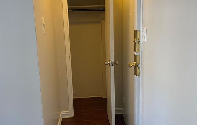 1 bed, 1 bath, 650 sqft, $1,050, Unit 105