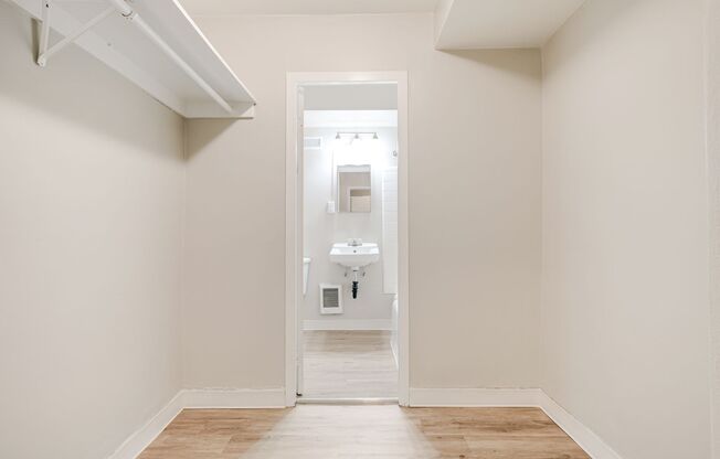 Studio, 1 bath, 370 sqft, $1,050, Unit 302