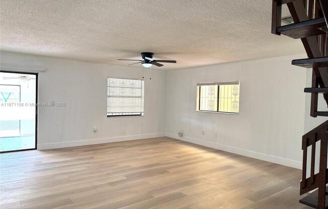 2732 W 54 ST