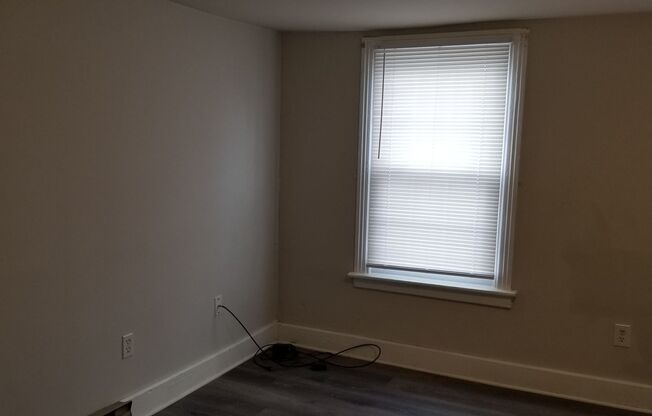 2 beds, 1 bath, $995, Unit 139 N. Church Street