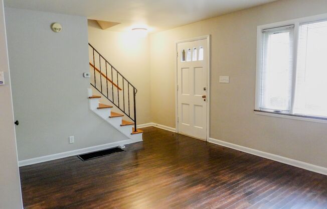 Beautiful 2BR condo located in Clintonville with hardwood floors, W/D hookups &unfinished basement.